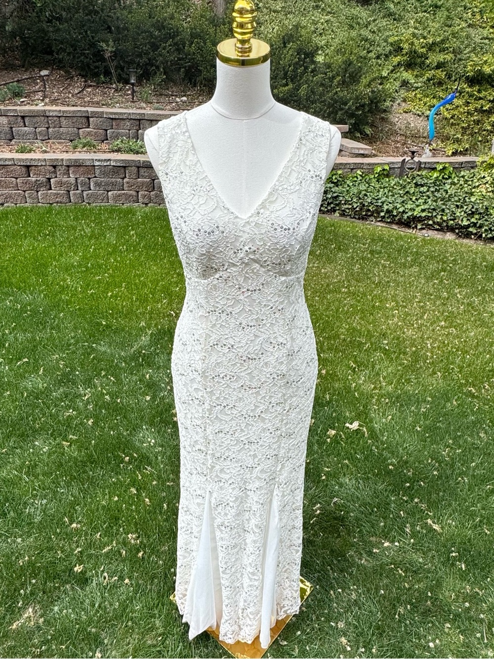 Eureka Elegant White Lace V-Neck Sleeveless Evening or wedding Dress